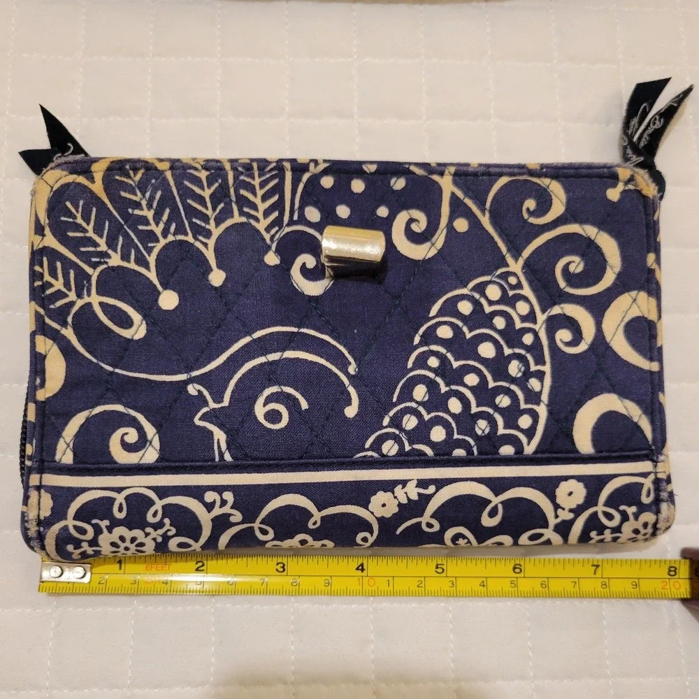 Vera Bradley Navy White Twirly Birds Floral Paisley Quilted Turnlock Wallet Fair